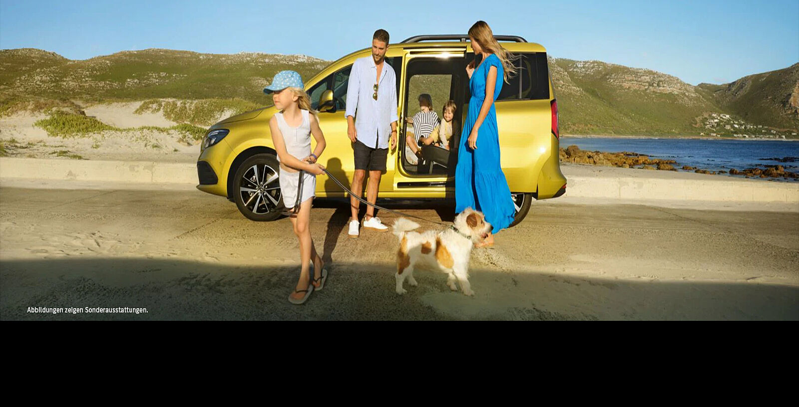 Eine Familie steigt am Strand aus der neuen Mercedes-Benz T-Klasse aus