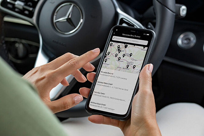 Mercedes me Adapter mit App auf dem Smartphone
