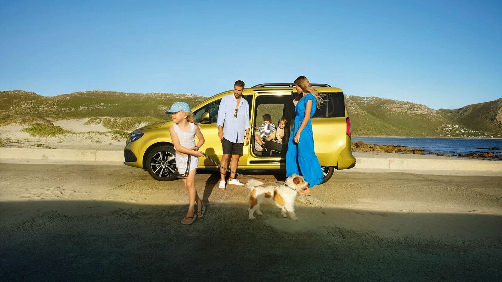 Eine Familie mit Hund steht vor der neuen Mercedes-Benz T-Klasse