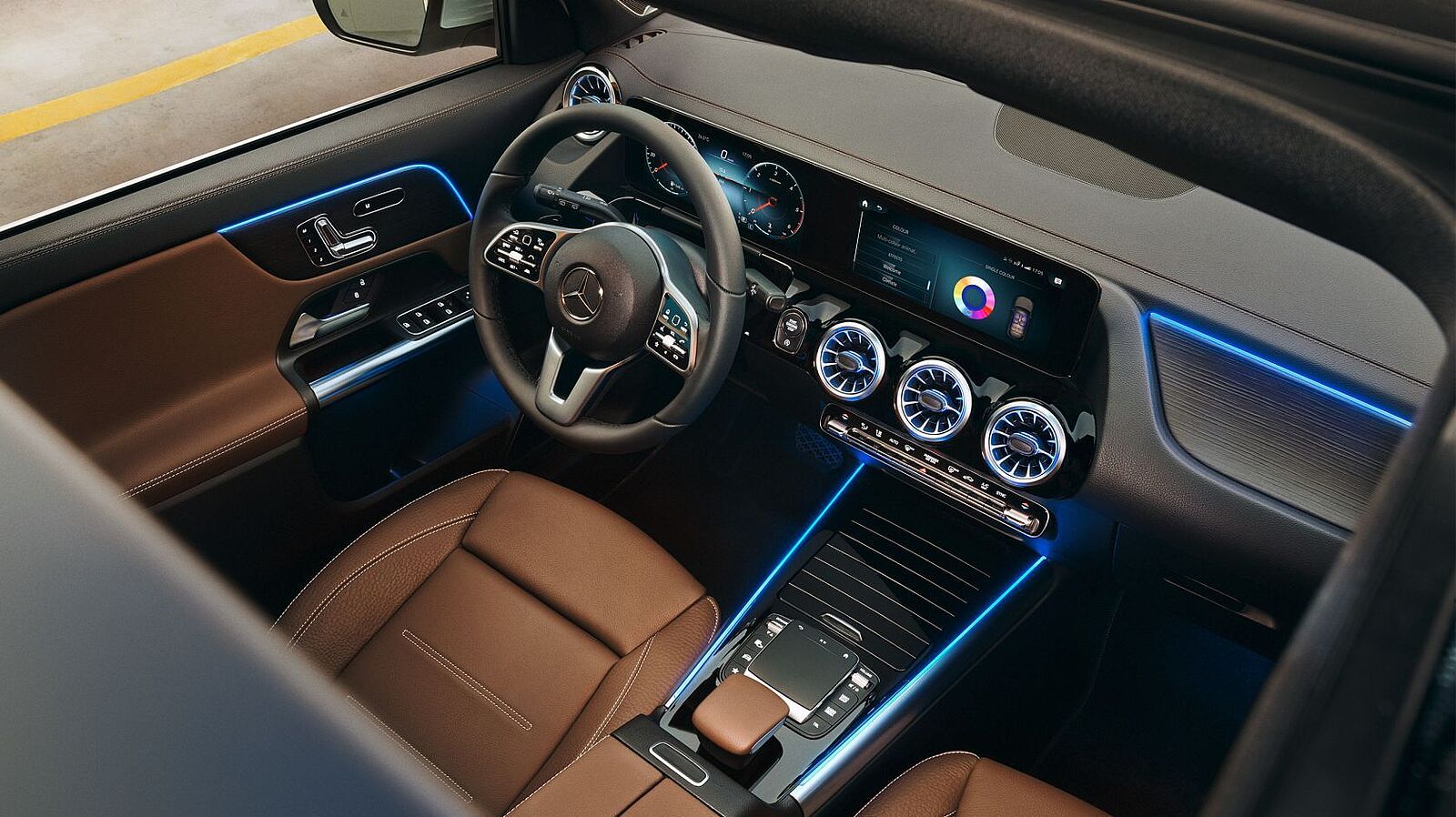 Mercedes-Benz GLA Cockpit mit braunen Sitzen